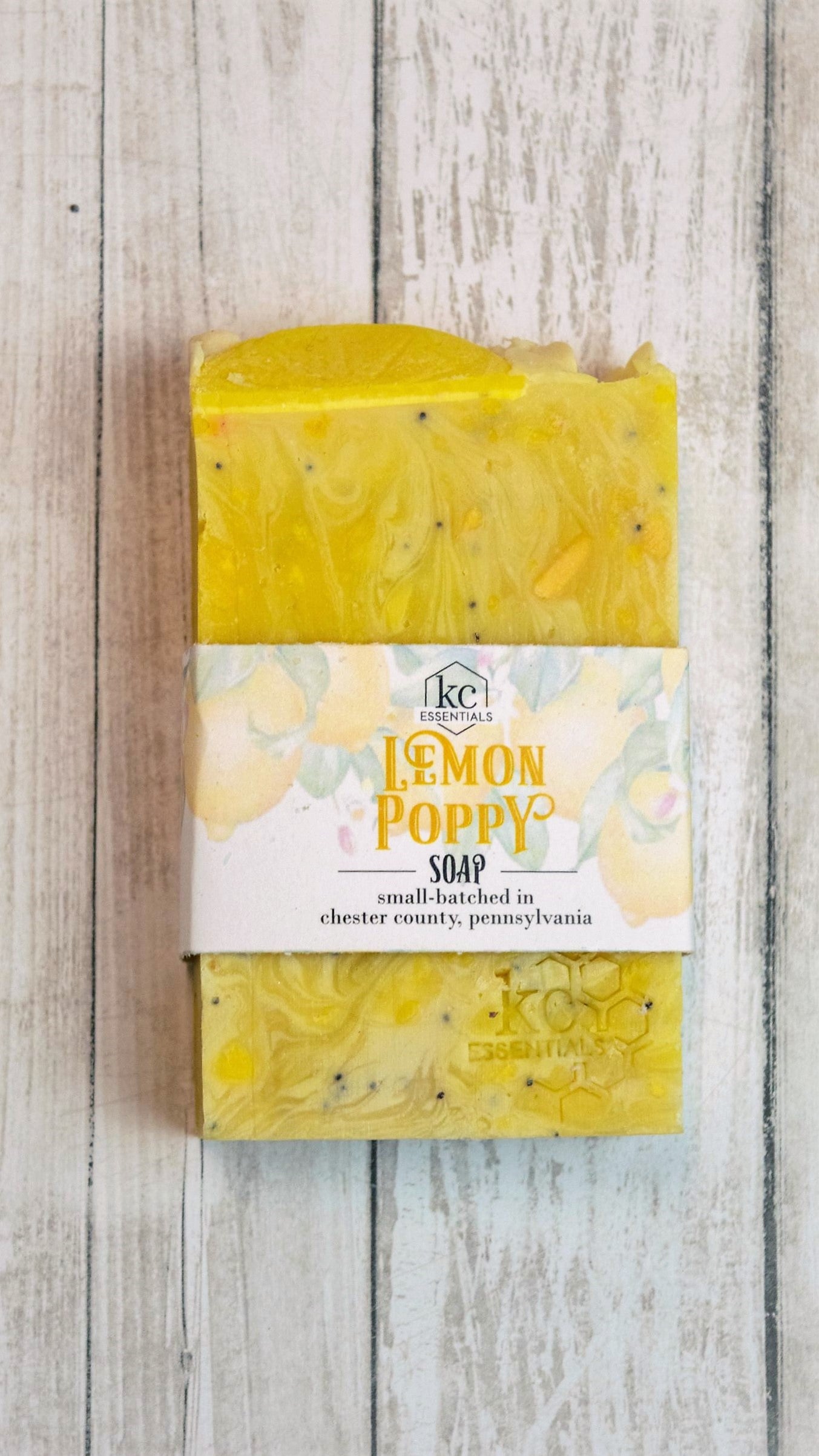 Sunny bright shades of yellow, gold and cream blended with dark poppy seeds and topped with a lemon slice shape, makeup the beautiful artisanal bar soap.