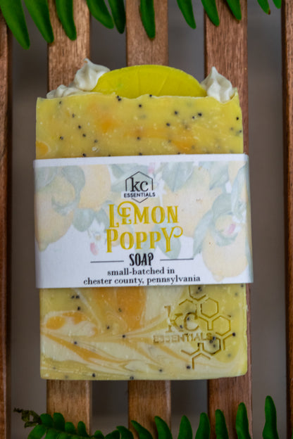 Sunny bright shades of yellow, gold and cream blended with dark poppy seeds and topped with a lemon slice shape, makeup the beautiful artisanal bar soap.